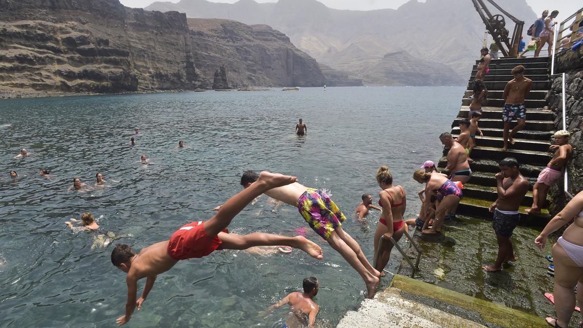 Bañistas en Agaete en la ola de calor del pasado mes de agosto en Gran Canaria.