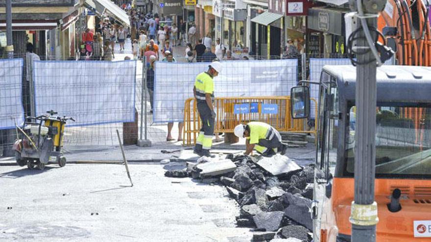 Los trabajos se centran, esta semana, en la plaza Costa del Sol.