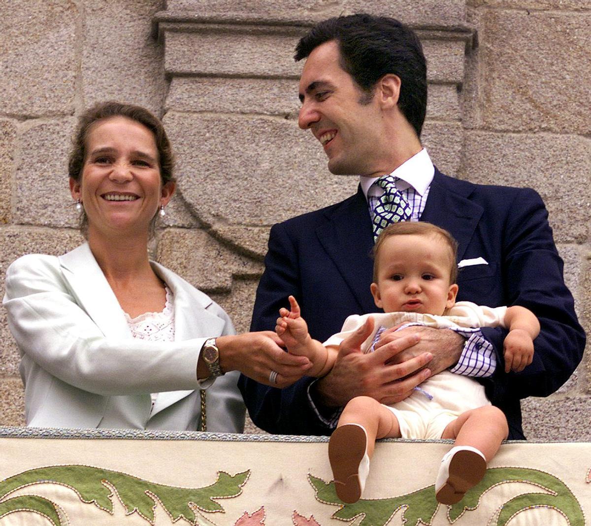 Jaime de Marichalar y la infanta Elena con su primogénito, Felipe Juan Froilán de Marichalar y Borbón, en el año 2000.