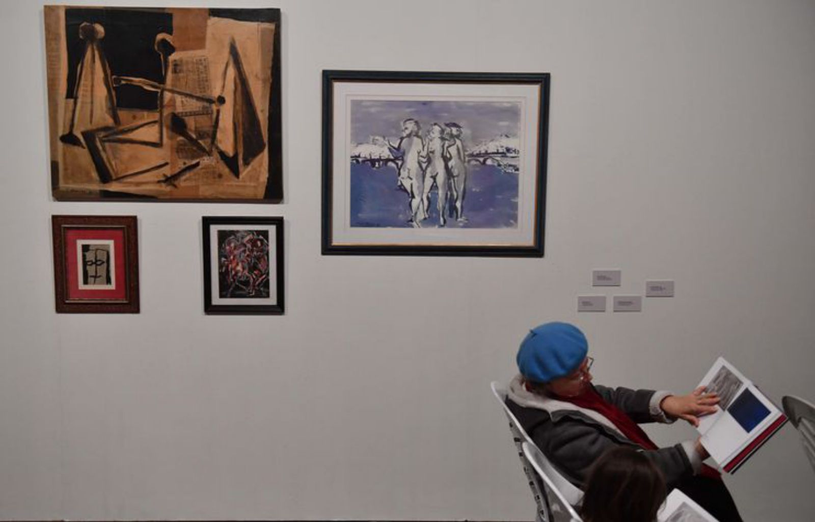 Una mujer consulta el catálogo de la exposición. |   // VÍCTOR ECHAVE