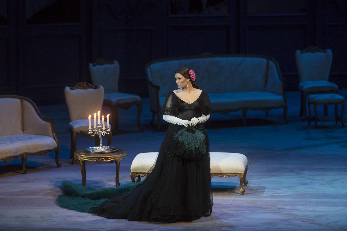 La noche en la que Valentino vistió Les Arts de alta costura con el estreno de 'La Traviata'