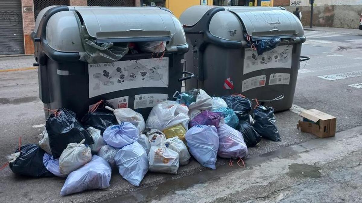 Basura acumulada en un contenedor de València