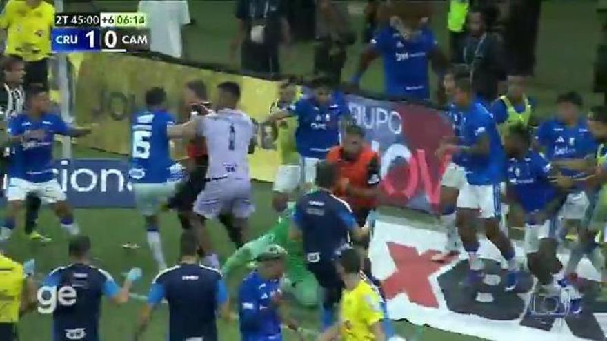 La madre de todas las peleas en un campo de fútbol: 23 jugadores fueron expulsados