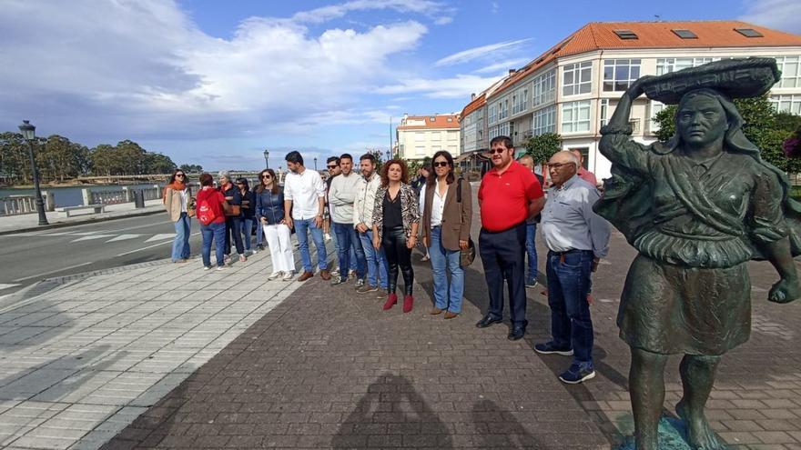 Concentración de los alcaldables socialistas en Vilanova en defensa de María José Vales.