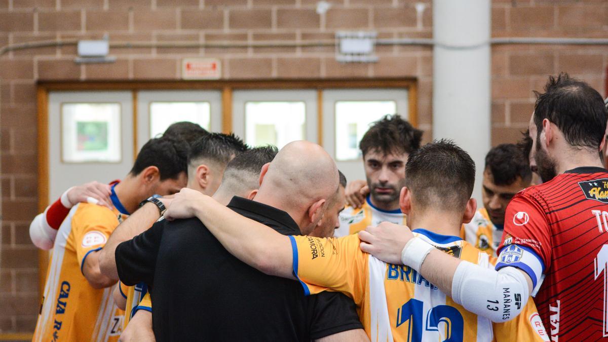 Los jugadores del At. Caja Rural, en un tiempo muerto