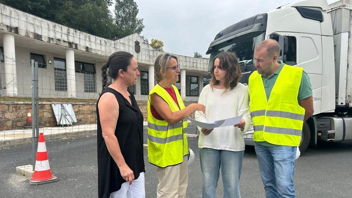 Troitiño y Pena, con la arquitecta y un responsable de Sotega ante el edificio.