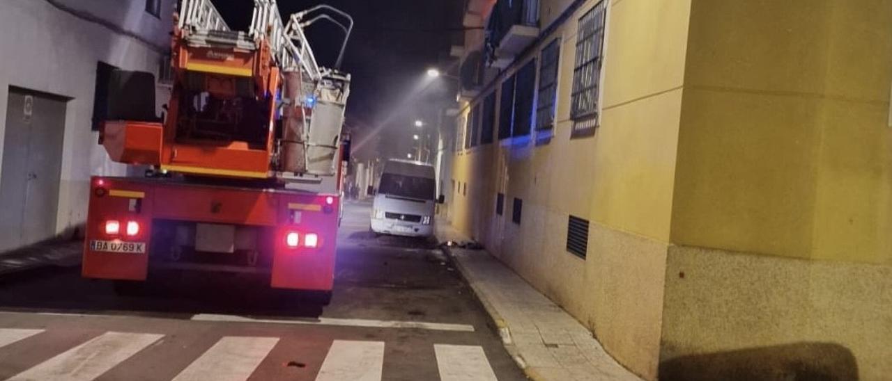 Bomberos llegando al piso incendiado