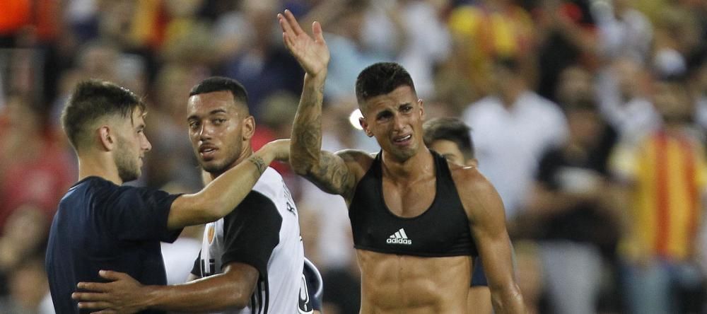 Joao Cancelo se despide de Mestalla entre lágrimas