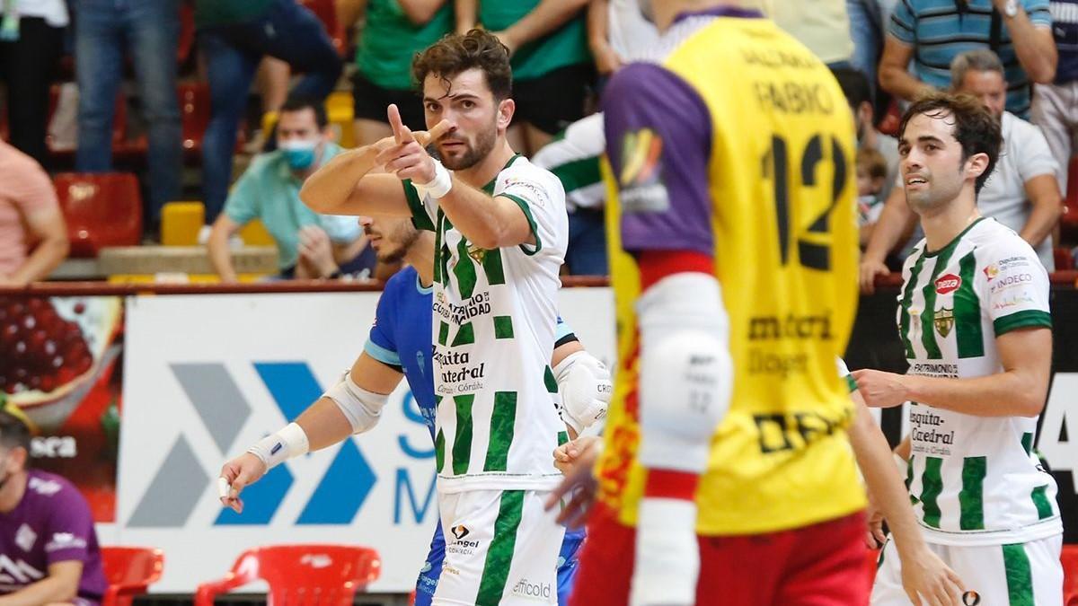 Zequi celebra uno de sus goles ante el Palma Futsal en Vista Alegre.