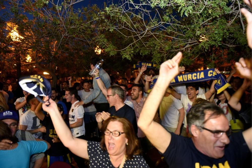 Los aficionados del UCAM lo celebran desde la universidad