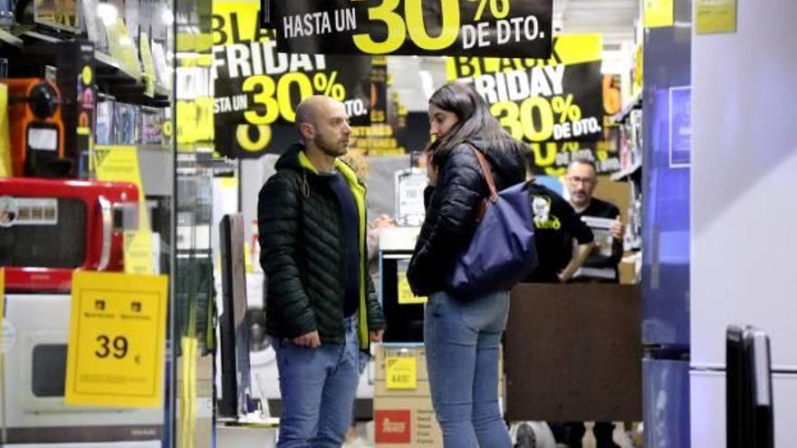 Una parella, en una botiga d&#039;electrodomèstics el Black Friday.