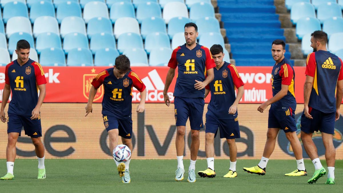 Gavi juguetea con el balón en presencia de Ferran, Busquets, Pedri, Eric y Borja Iglesias.