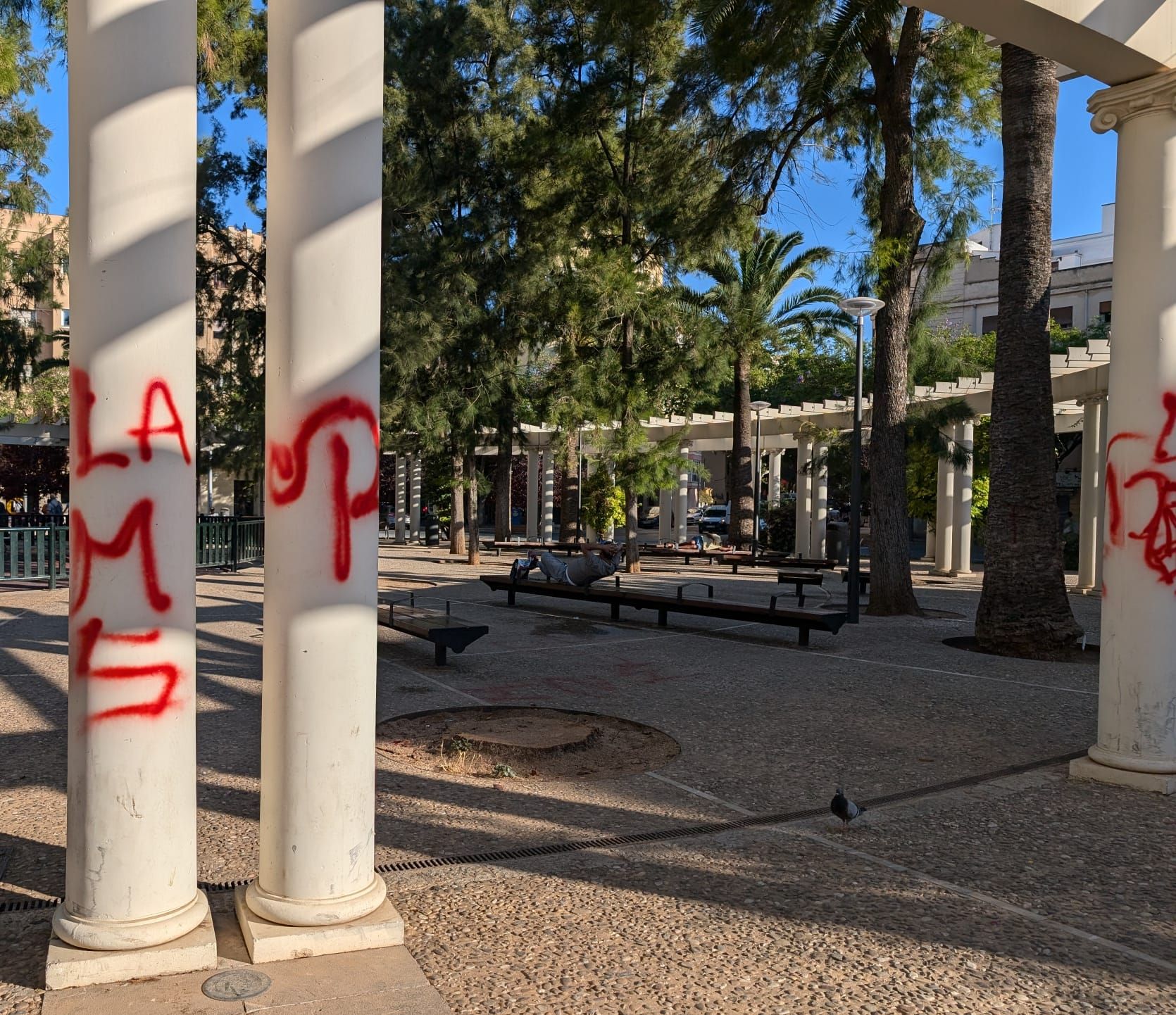 Pintadas vandálicas en  la plaza de las Columnas