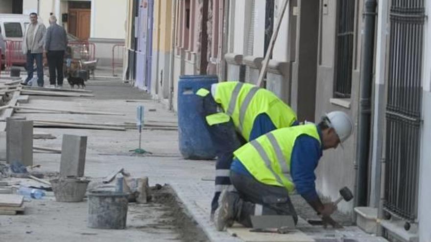 Imagen de archivo de unas obras en el casco urbano de Canals.