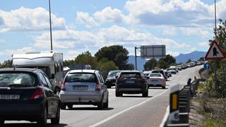 Un accidente con cuatro vehículos implicados provoca largas retenciones en la AP-7 en Castellón