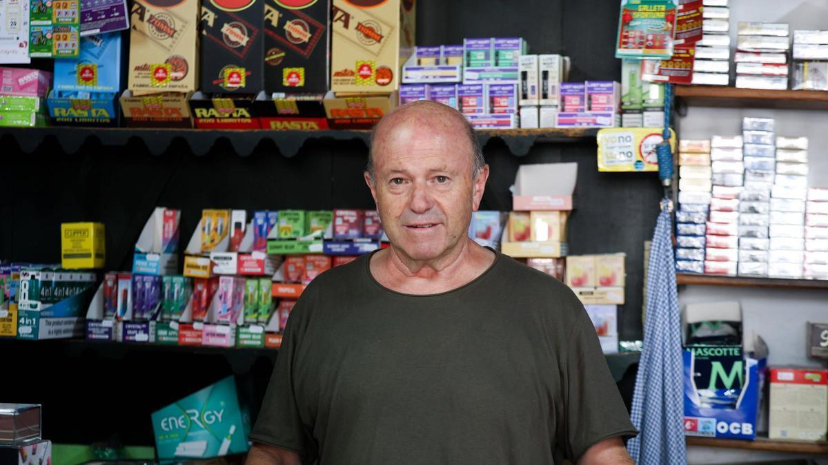 Toni Serra, en el interior de su estanco en Santa Gertrudis.