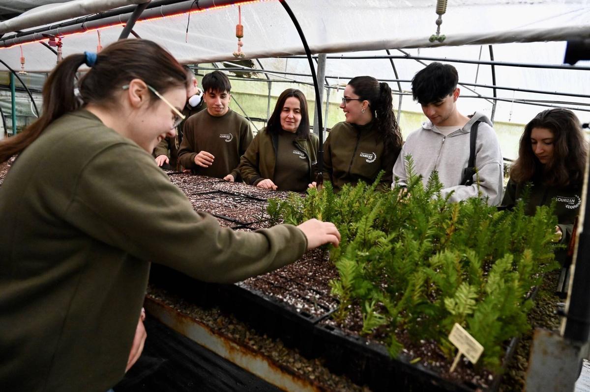 Alumnos en el vivero. En el centro, Rosa Maneiro, 54 años y de Ribeira.