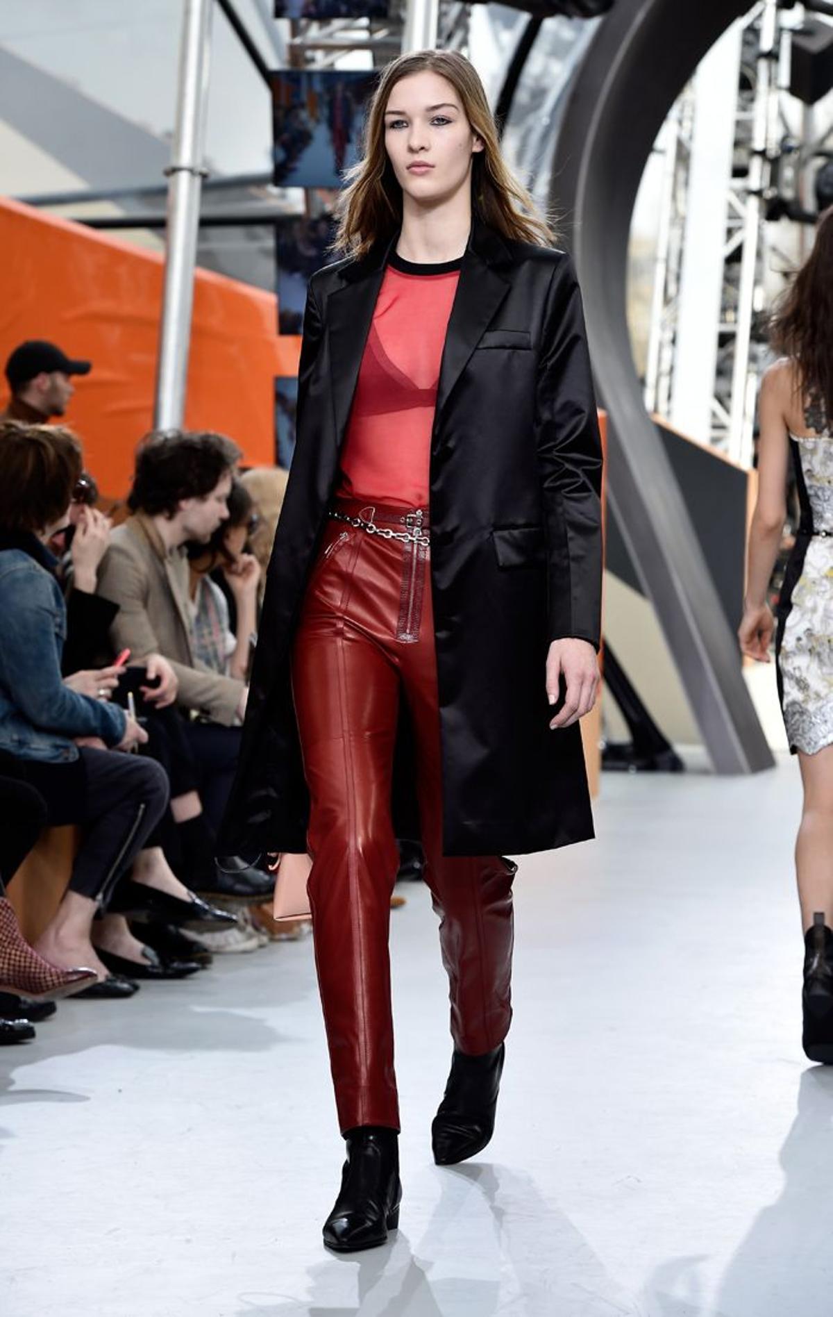 Louis Vuitton Otoño-Invierno 2015/16, negro y rojo