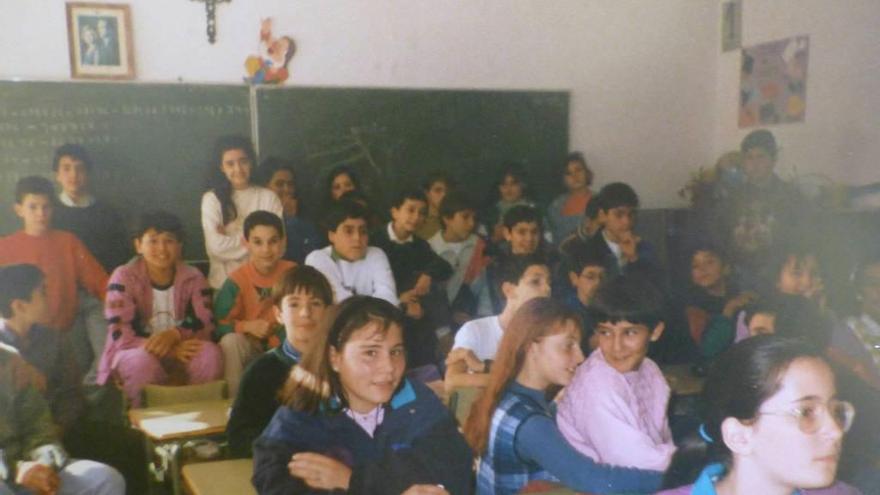 Arriba, Ángela Chacón, Marta Veiga y Montse Queipo; sobre estas líneas, José Manuel Llano, Tito Casado y Emilio Arbas, ante el colegio.