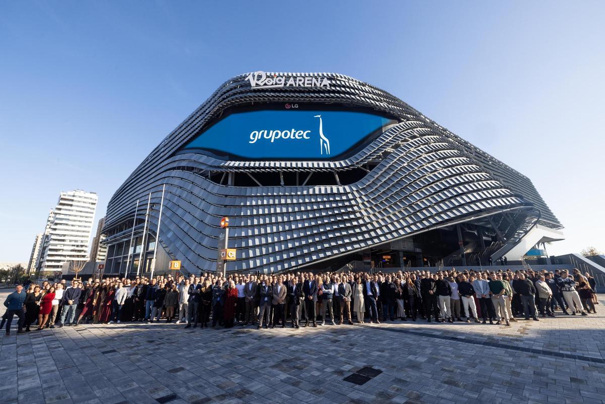 La plantilla de Grupotec, en el Roig Arena, esta mañana.