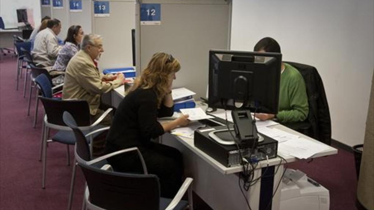 Varios contribuyentes en una oficina de Hacienda en una pasada campaña.