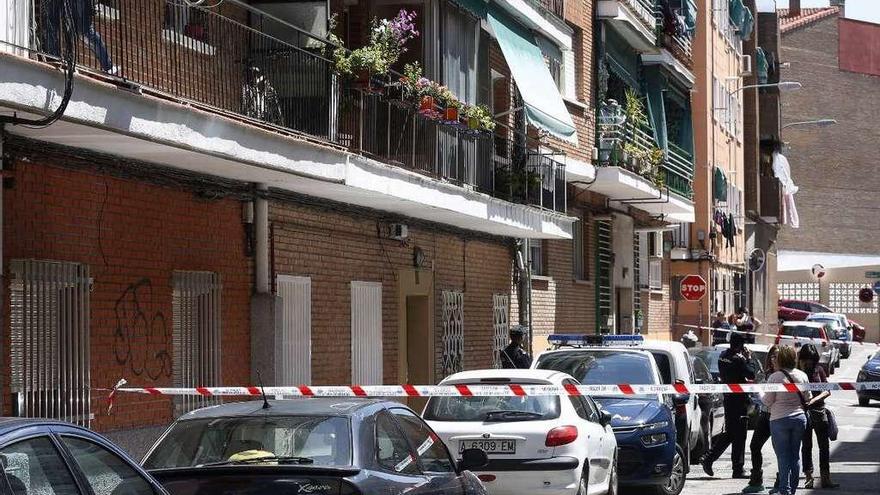 La Policía acordona el portal de la vivienda donde tuvo lugar el doble crimen, en Alcobendas.