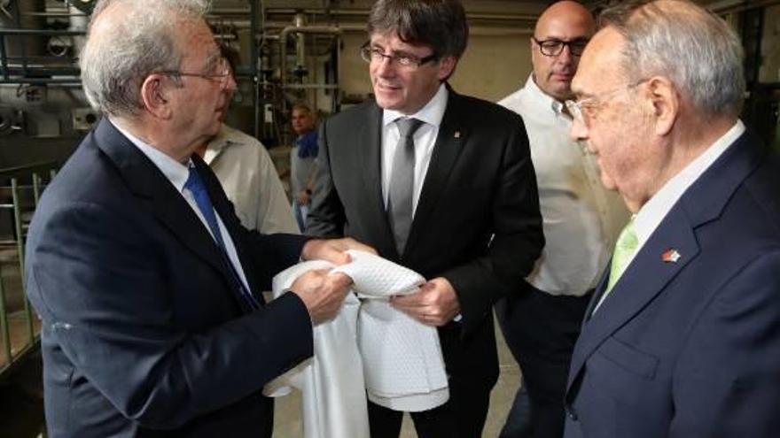 El president Puigdemont, durant la visita a Mitsa.