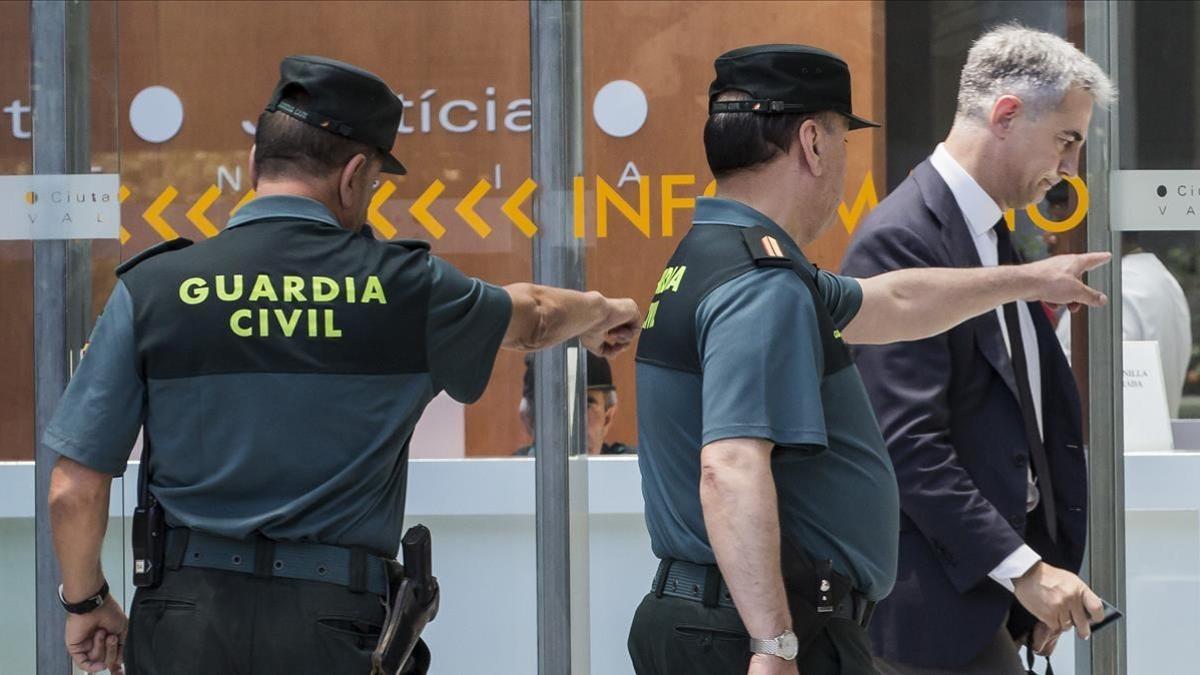 Ricardo Costa, exsecretario general del Partido Popular valenciano, a su entrada en los juzgados este jueves