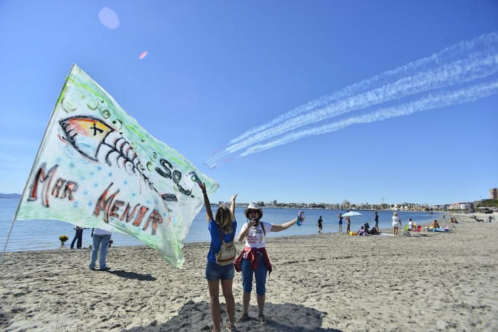 Centenares de personas se concentran en Villananitos para alertar del mal estado del Mar Menor