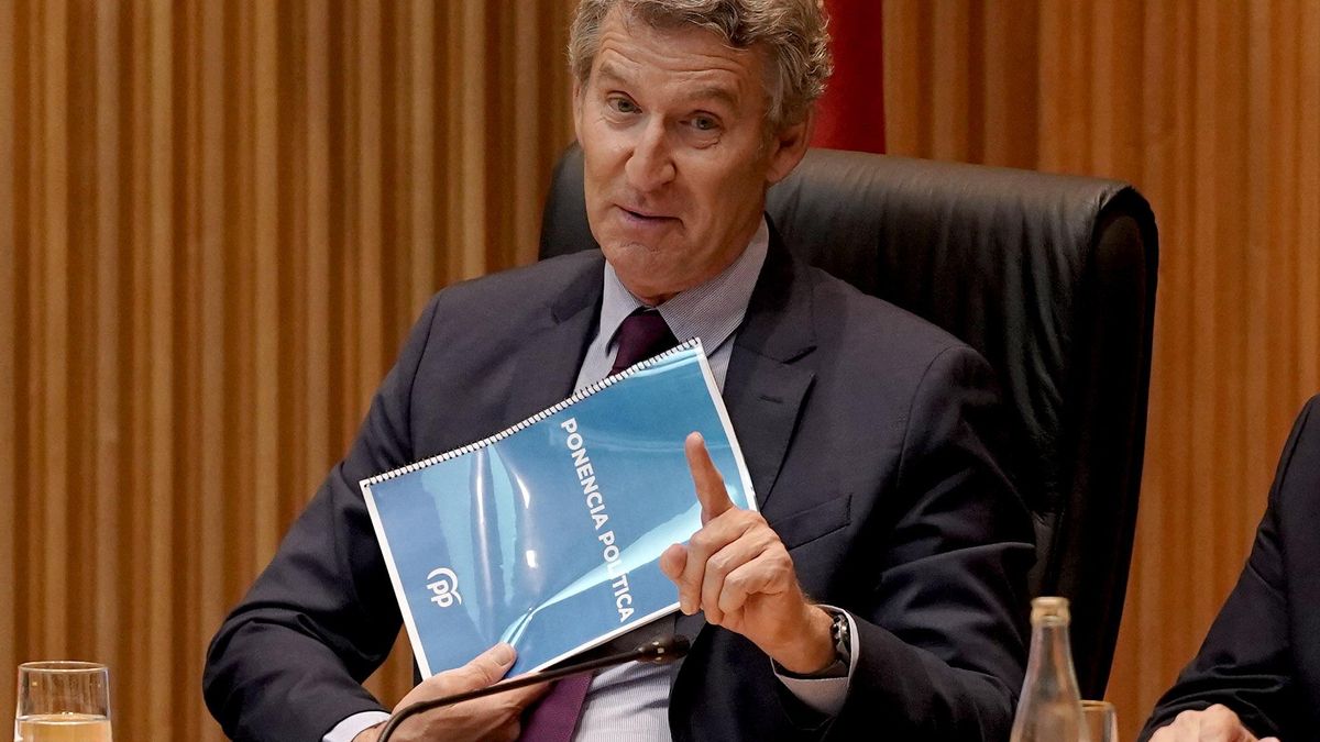 Alberto Núñez Feijóo, junto a Esther Muñoz y Miguel Tellado, en la reunión del grupo parlamentario del PP.