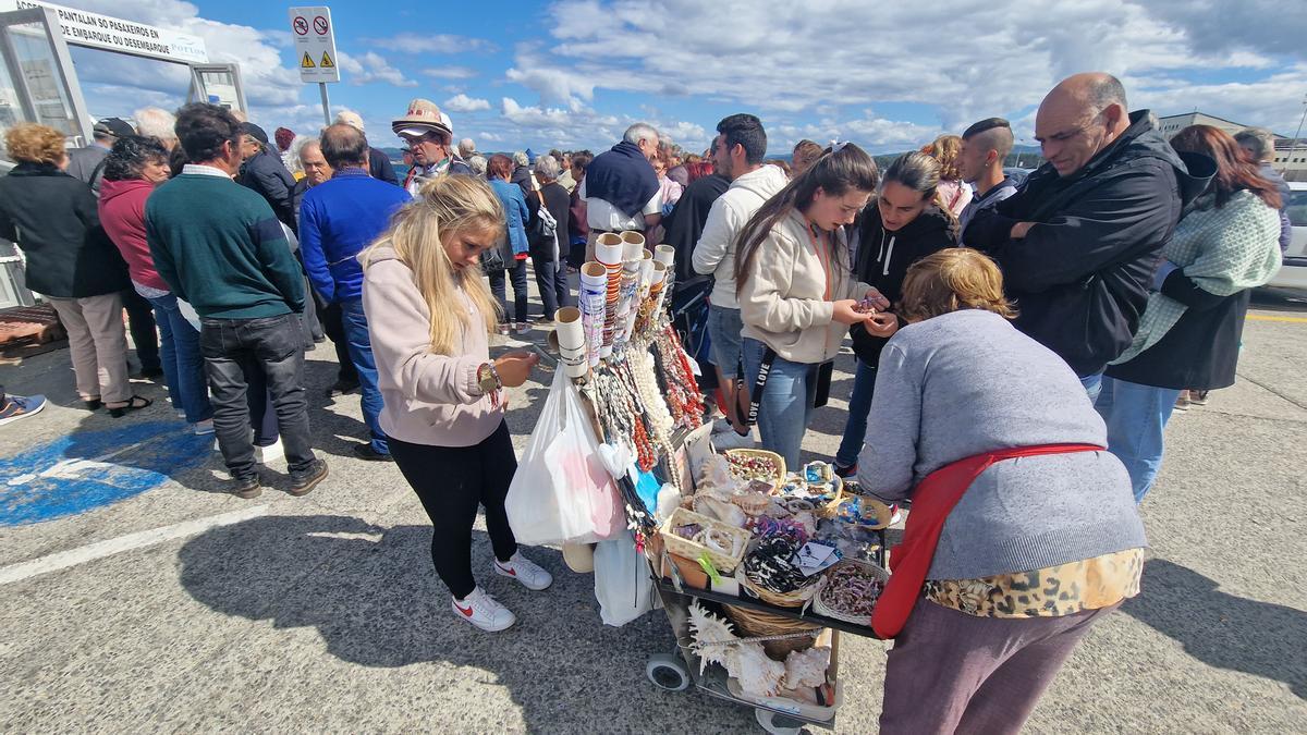 El ambiente festivo vivido ayer en la zona portuaria de O Corgo.