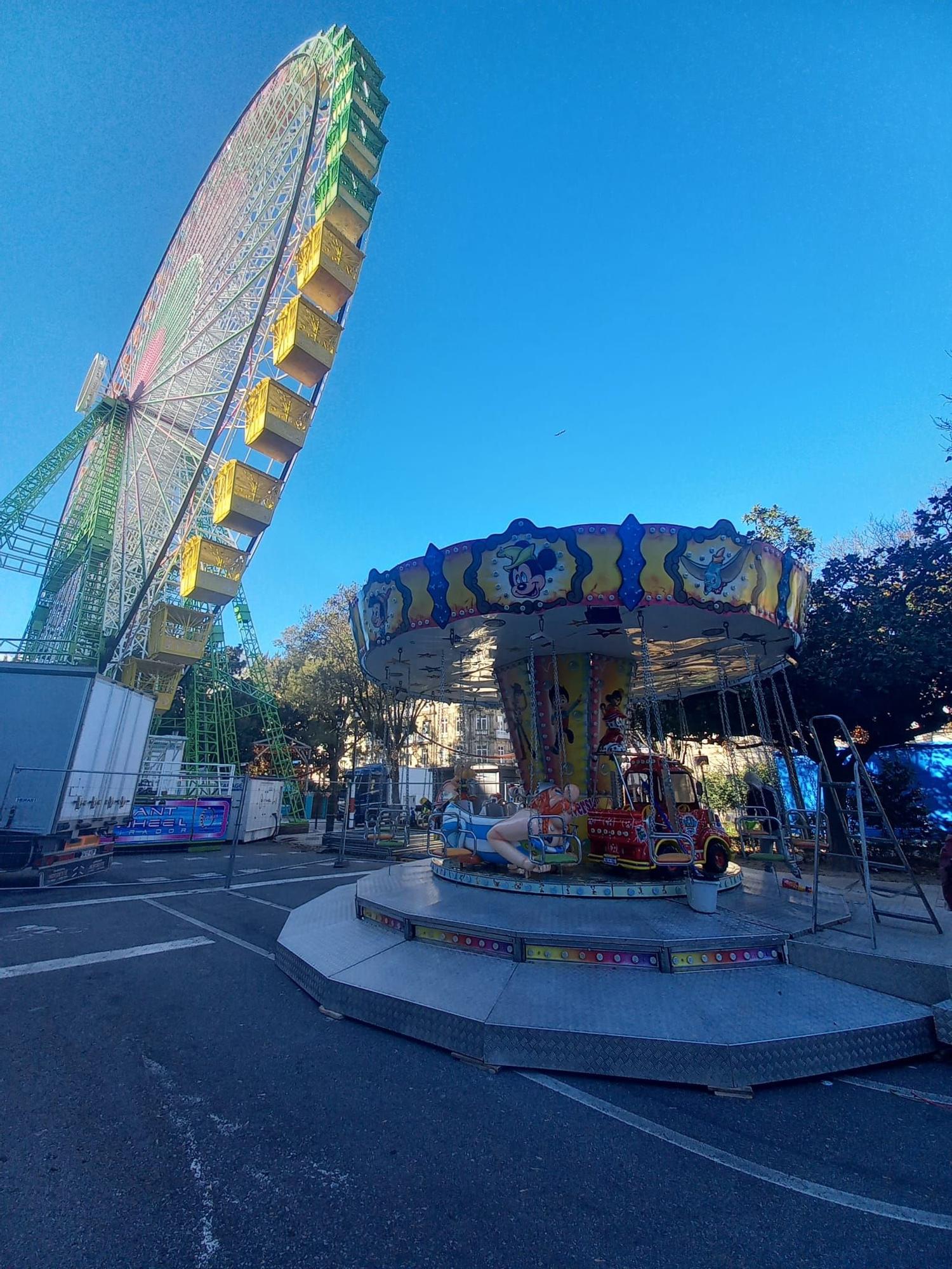 Todo casi a punto para que rueden las atracciones y el mercadillo de la Navidad viguesa