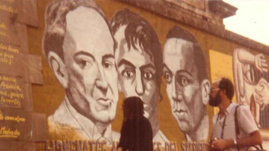 La viuda de Miguel Hernández, Josefina Manresa, y Pepe Belso cárcel de Benlúa. | JOAN PÀMIES