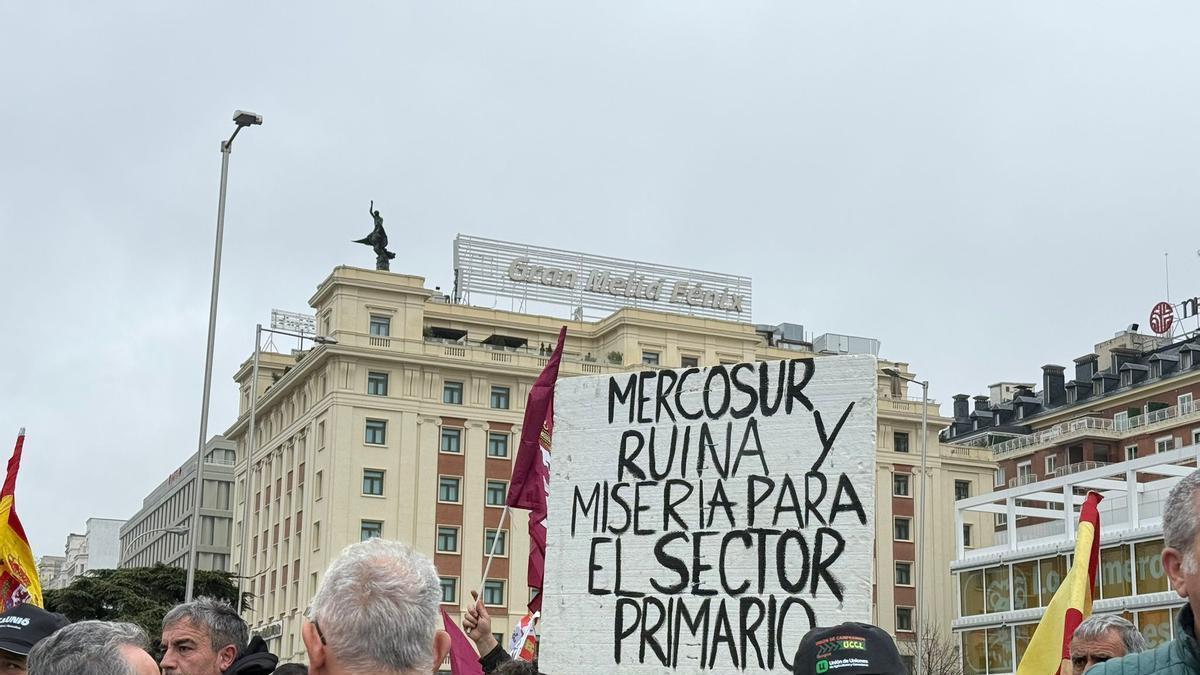 Una marea de tractores inunda Madrid: los agricultores paralizan el centro de la capital para protestar por el acuerdo con Mercosur