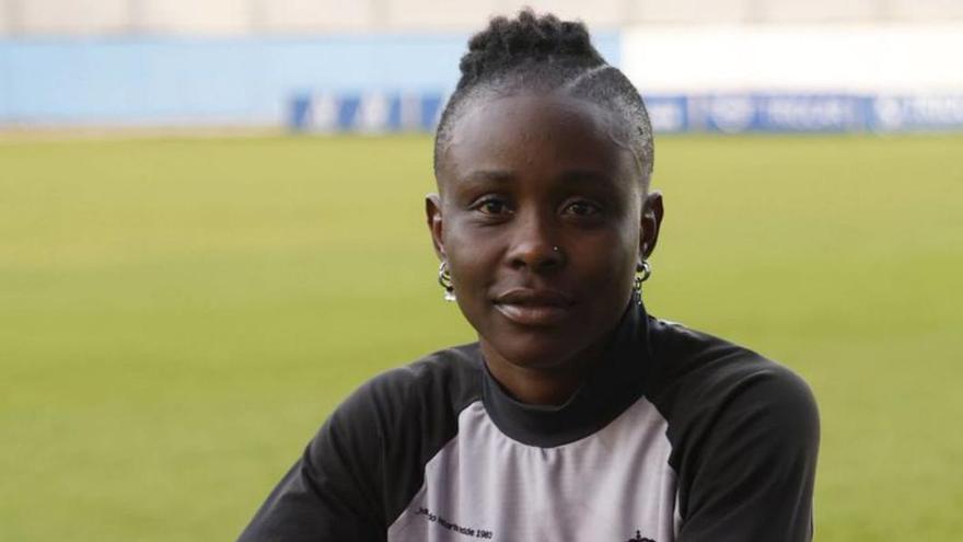 Lynda, la joven camerunesa que juega en el Avilés y quiere ser como Iniesta