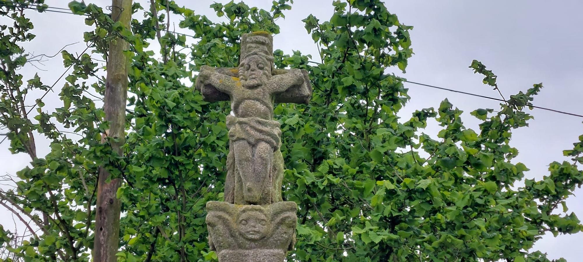 Así es el cruceiro del siglo XVIII que llegó a Pruvia, en Llanera, desde la localidad gallega de Betanzos