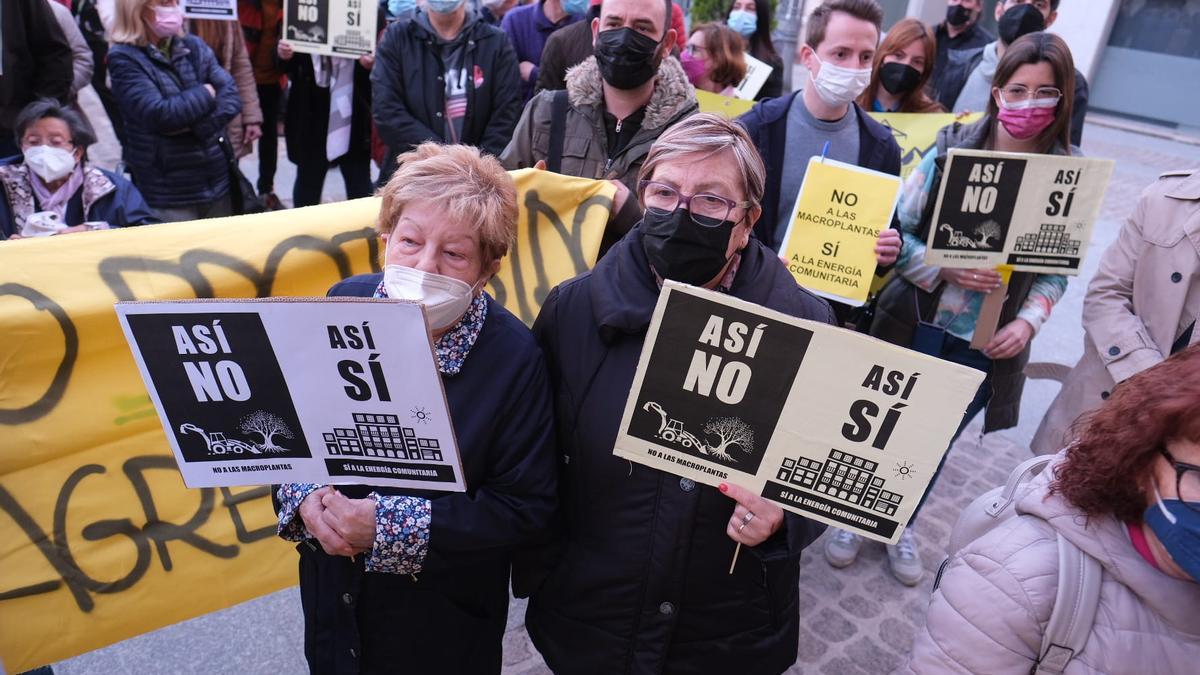 Un momento de la concentración de protesta de esta tarde convocada por la Plataforma Stop Plan Solar Vinalopó.