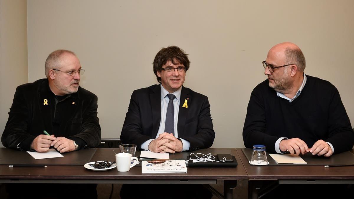 Carles Puigdemont, flanqueado por el 'exconseller' Lluís Puig y el diputado de JxCat Eduard Pujol, este miércoles en Bruselas.