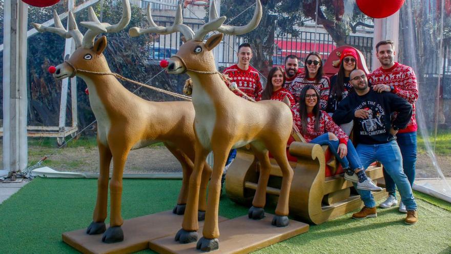 Un grupo de amigos se fotografía en el reno de Papá Noel.   | // IÑAKI ABELLA