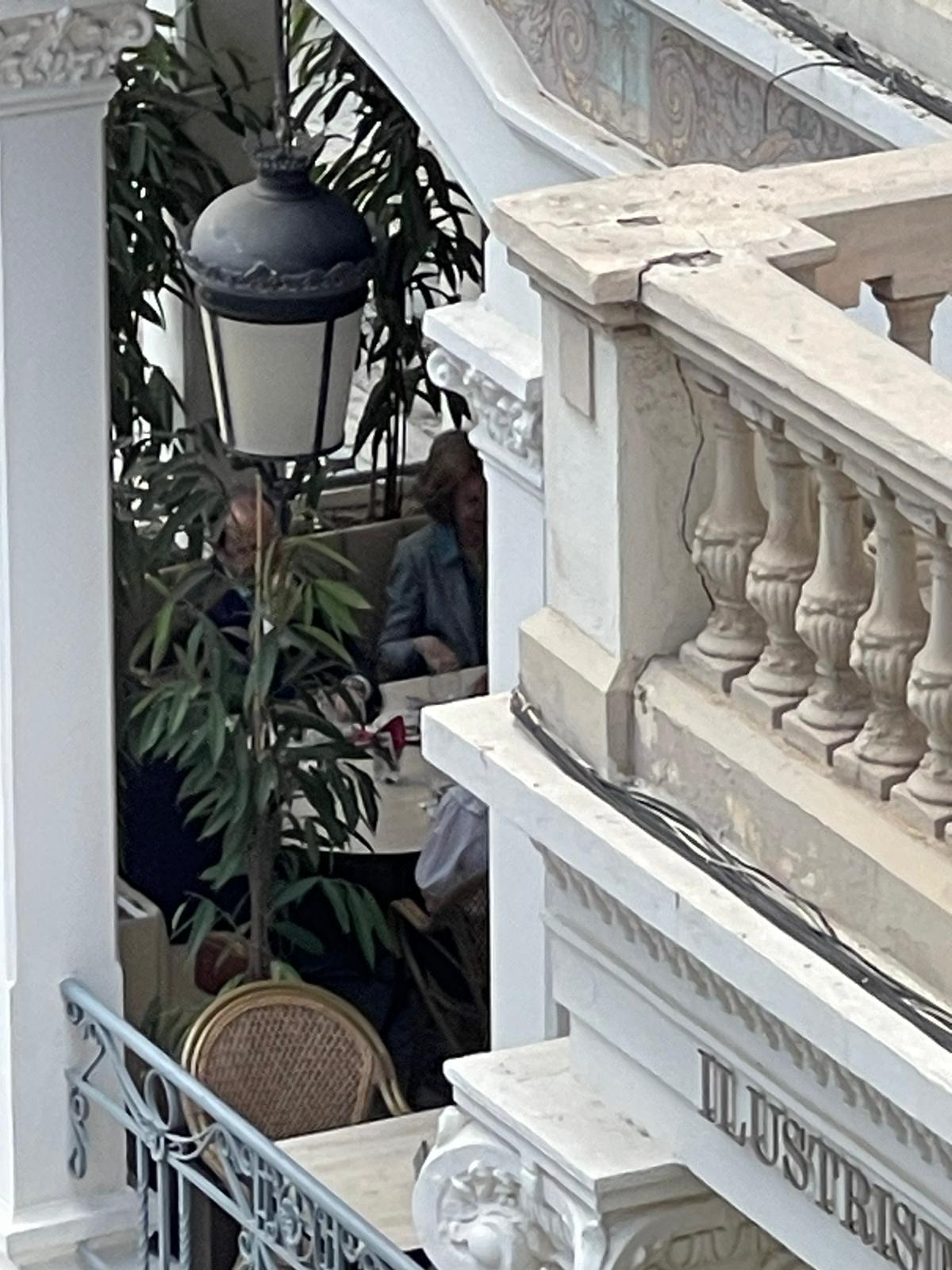 La Reina Sofía, en la terraza del Gabinete Literario junto a otras personas.