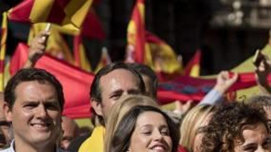 Rivera, Arrimadas i Montserrat, a la capçalera de la manifestació.