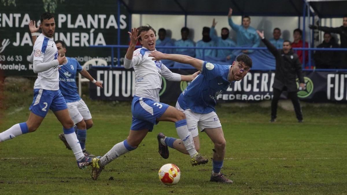 Un jugador del CD Villaralbo trata de proteger el esférico ante la presión de un rival. | JOSE LUIS FERNÁNDEZ