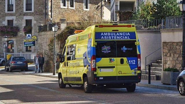 Una ambulancia sale del centro de salud de Puebla de Sanabria.