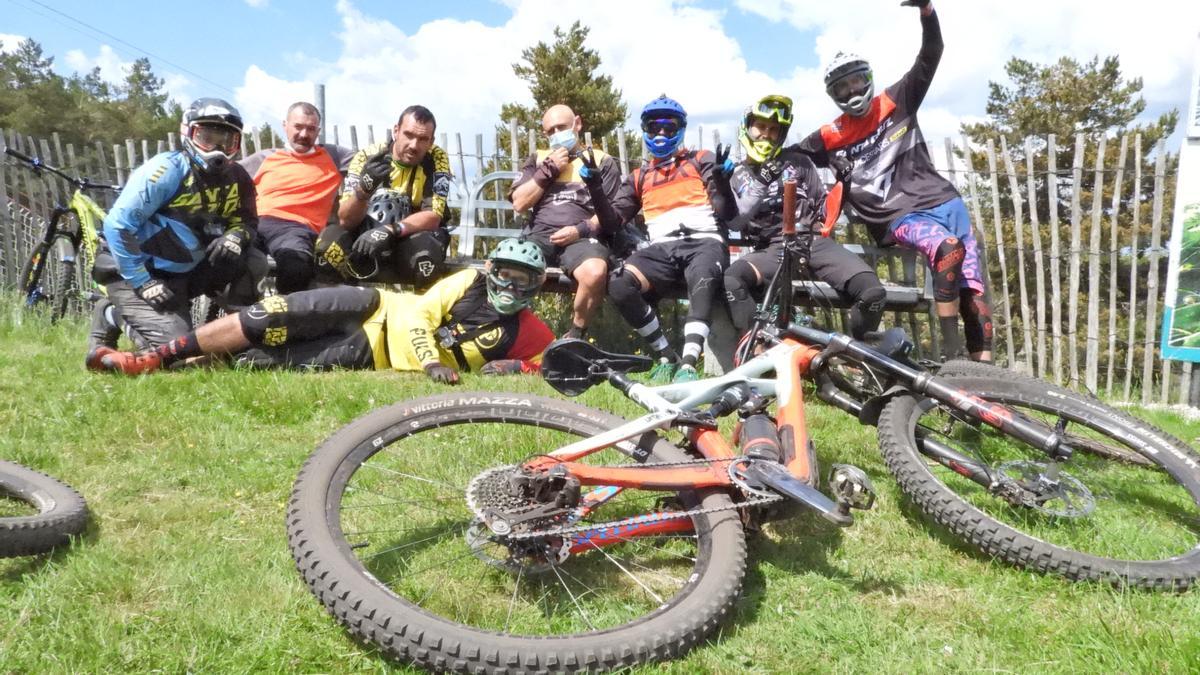 Un grupo de ciclistas, durante una pausa. // F. CASANOVA