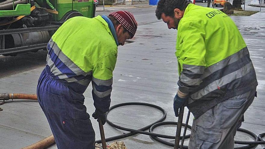 Limpieza de una alcantarilla en Vilagarcía.