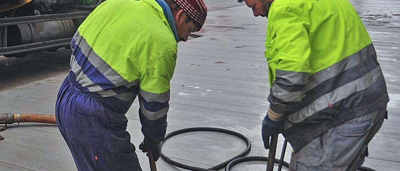 Limpieza de una alcantarilla en Vilagarcía.