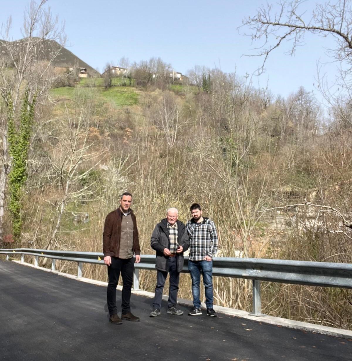 Por la izquierda, Olmo Ron, Luis Díez y Adrián Gayo, en el vial de acceso a Infiesta.