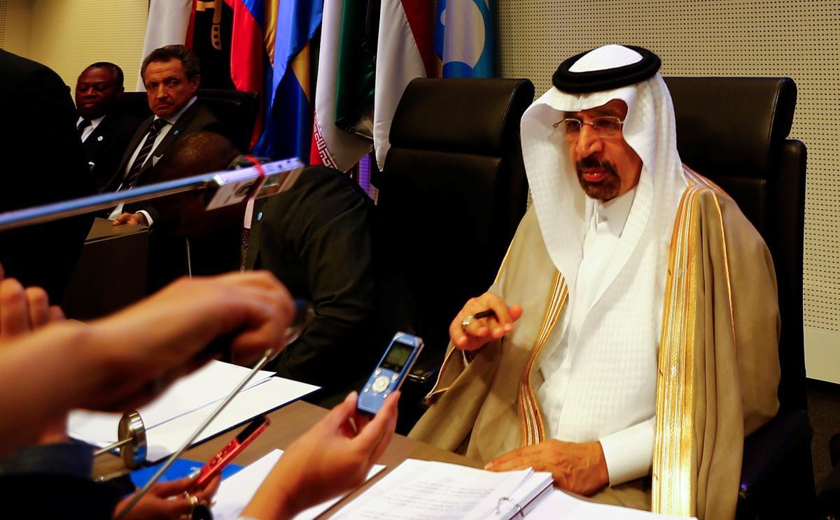 OPEC President, Saudi Arabia’s Energy Minister Khalid al-Falih, talks to journalists before the beginning of a meeting of the Organization of the Petroleum Exporting Countries (OPEC) in Vienna, Austria, May 25, 2017.  REUTERS/Leonhard Foeger