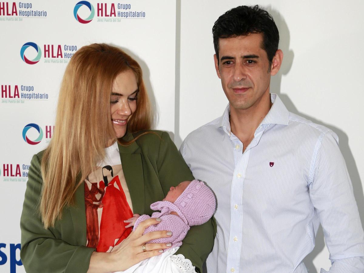 Beatriz Trapote y Víctor Janeiro han posado con su hija Brenda antes de abandonar el hospital con la pequeña