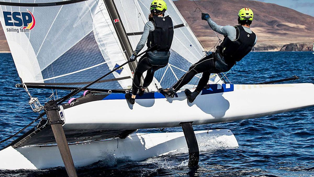 Tara Pacheco junto a Florian Trittel durante una de las regatas de ayer en las aguas de Lanzarote en su barco de Nacra17. | | LP/DLP